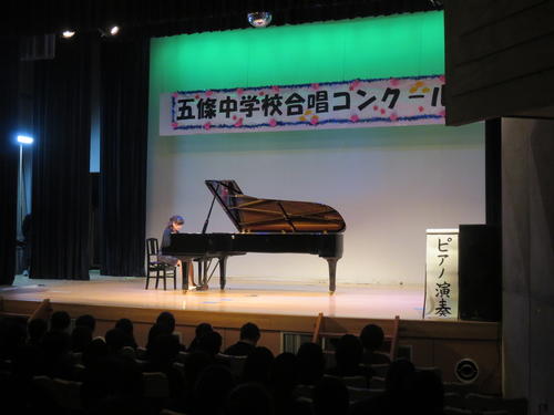 ピアノ演奏.JPG