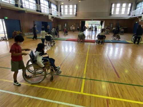 車いす体験 4年②.jpg